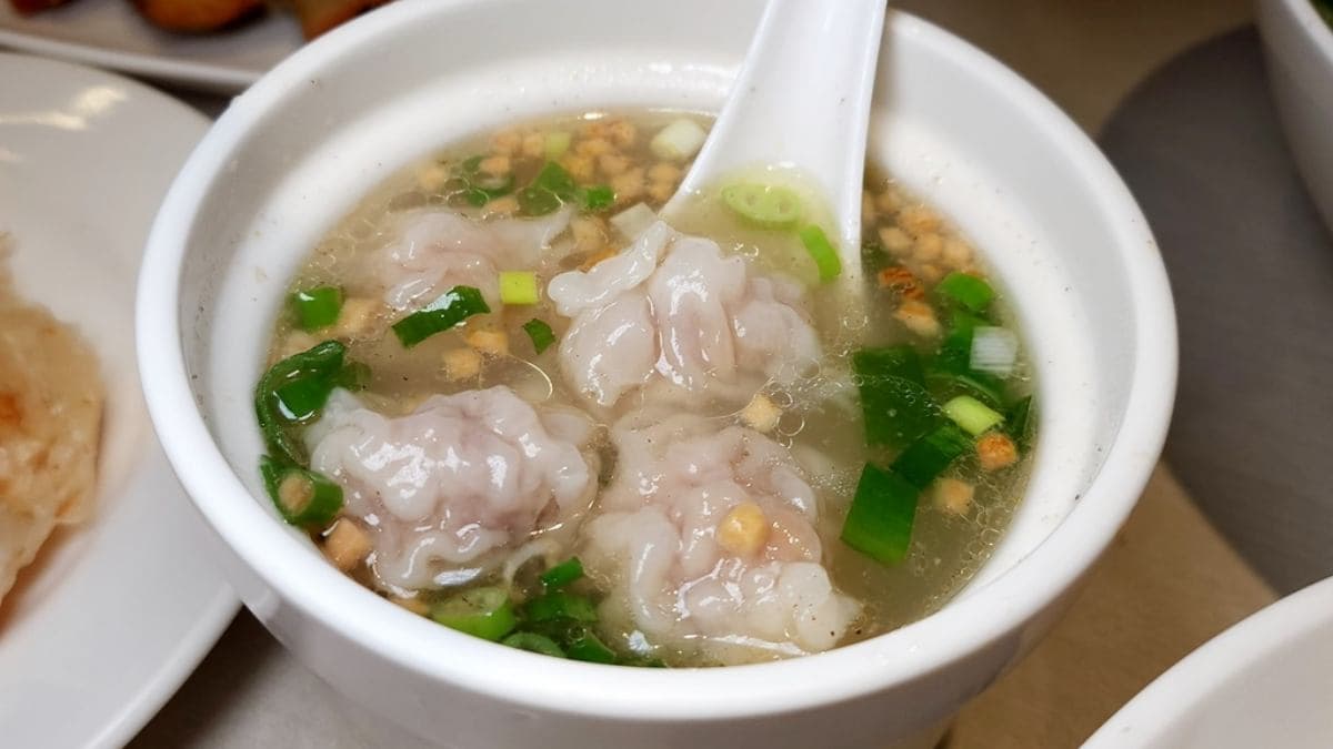 「餛飩湯」餛飩顆顆飽滿，芹菜末更讓香氣噴發。（圖片來源：米寶麻幸福滿載）