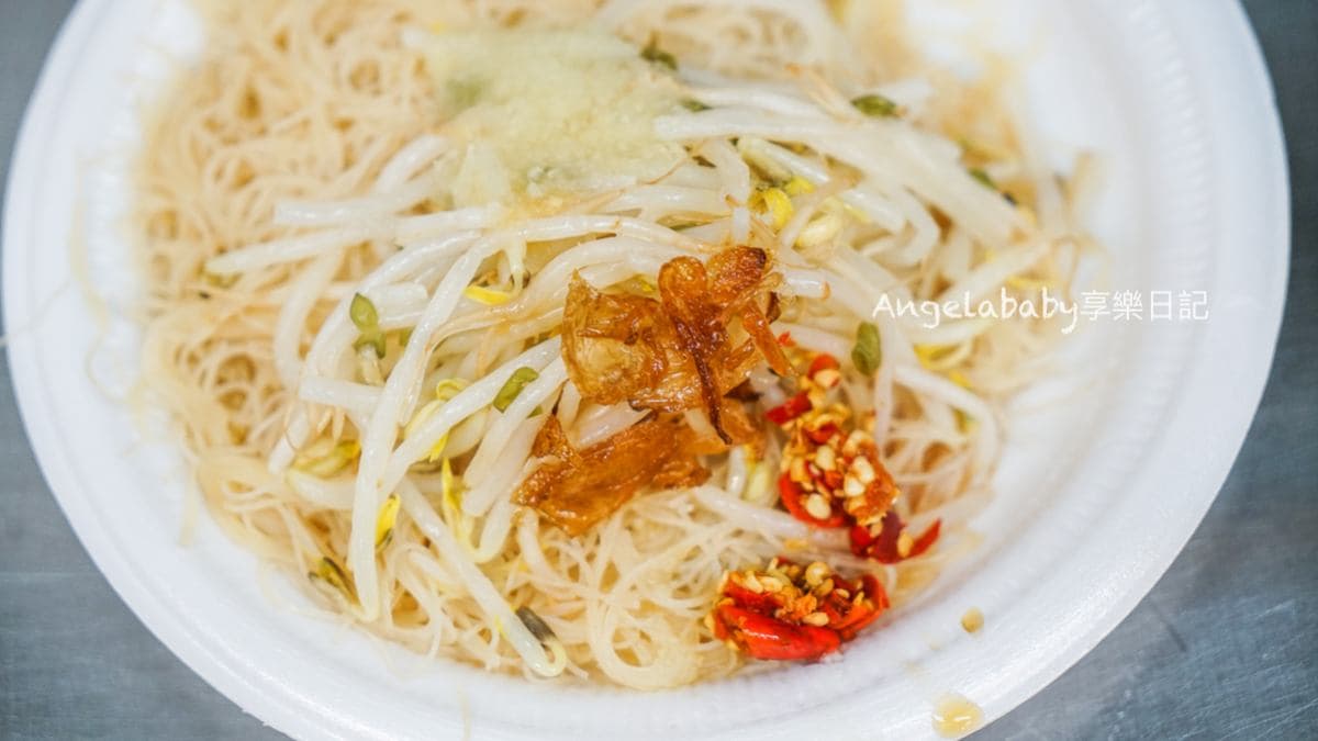 米粉細細的拌入蒜泥跟辣椒，還加入少許豆芽。（圖片來源：梅格(Angelababy)享樂日記）
