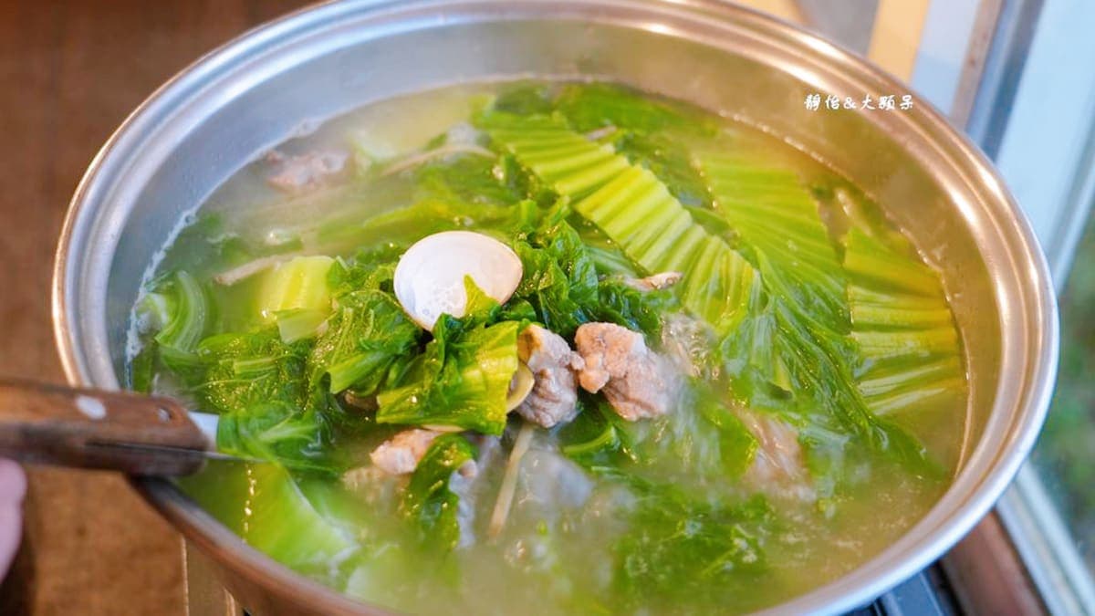 芥菜排骨湯還蠻大一鍋，有加入蛤蜊及小魚乾增鮮。（圖片來源：靜怡&大顆呆）