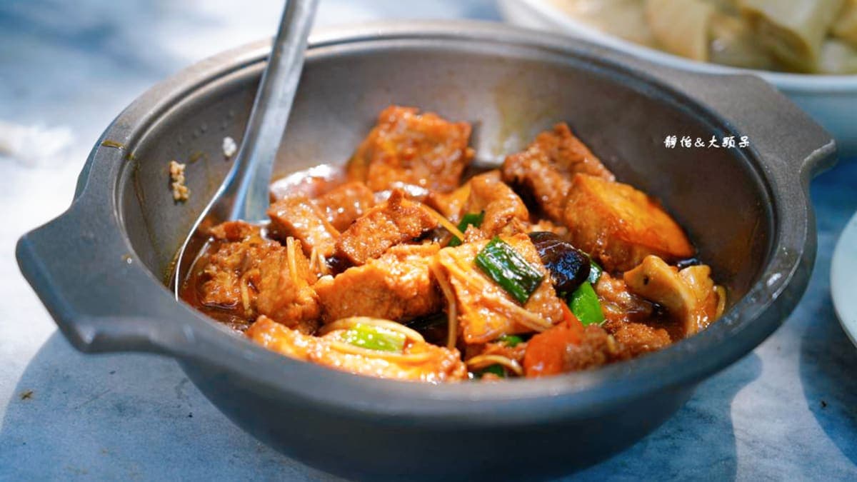 紅燒豆腐煲，煎過後的豆腐外皮略帶嚼勁，紅燒後醬汁鹹香入味。（圖片來源：靜怡&大顆呆）