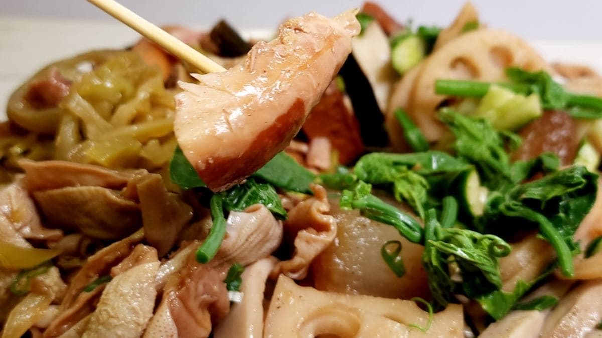 去骨大雞腿肉質紮實不顯油膩，煙燻香氣滲透其中。（圖片來源：米寶麻幸福滿載）