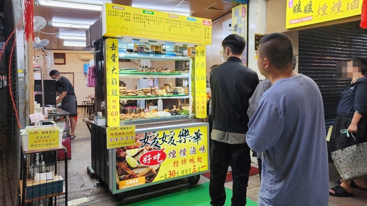店家攤位不僅寬敞明亮，還有內用座位區。（圖片來源：米寶麻幸福滿載）