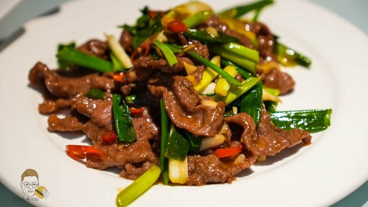 蔥爆牛肉整體調味雖然不會太重鹹。（圖片來源：漢堡食嚥日記）
