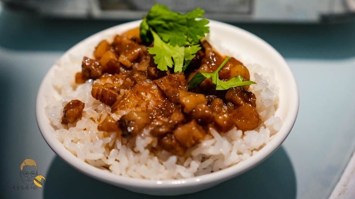 滷肉飯選用的豬肉部位是偏油派的，豬皮有入味。（圖片來源：漢堡食嚥日記）