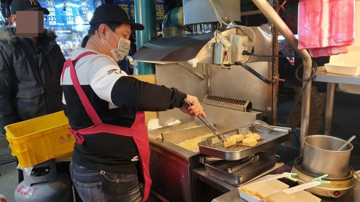 店家對油炸火候控制精準，確保每塊豆腐都能金黃酥脆。（圖片來源：米寶麻幸福滿載）