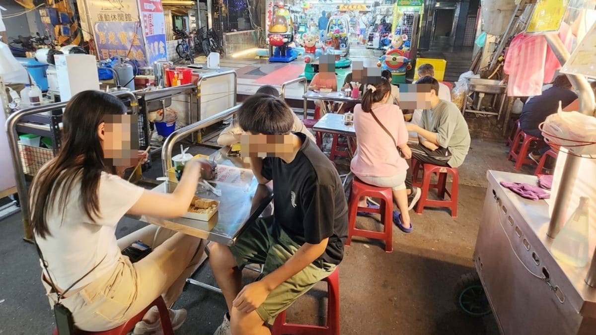 店家設有少數方桌提供內用，環境簡單。（圖片來源：米寶麻幸福滿載）