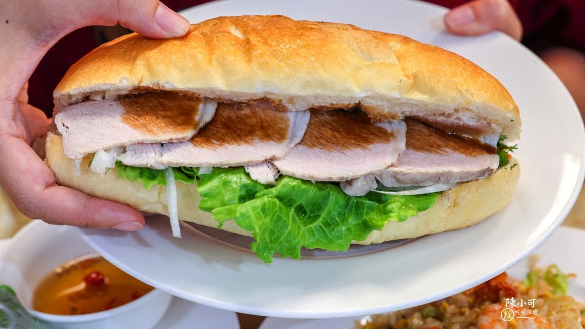 「越式麵包」外皮烤得酥脆，內餡鋪滿豬肉切片。（圖片來源：陳小可的吃喝玩樂）
