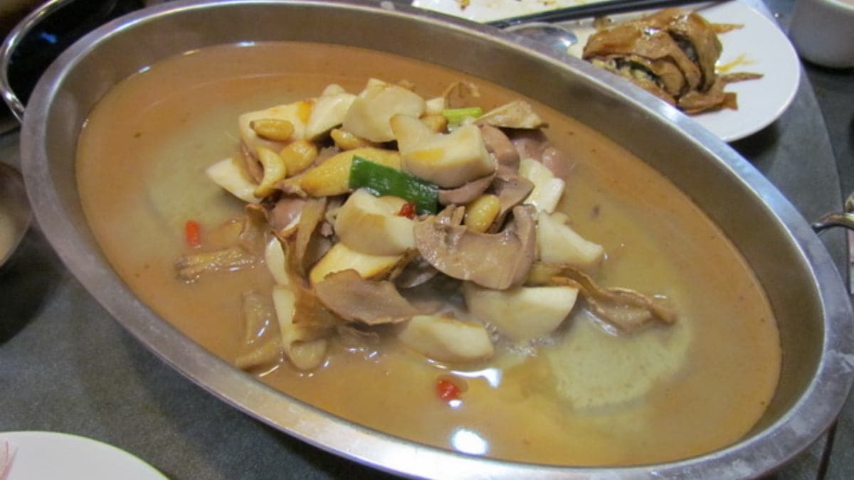 「麻油牛腰花」在麻油和薑片調味下，吃起來很唰嘴。（圖片來源：貓大爺）