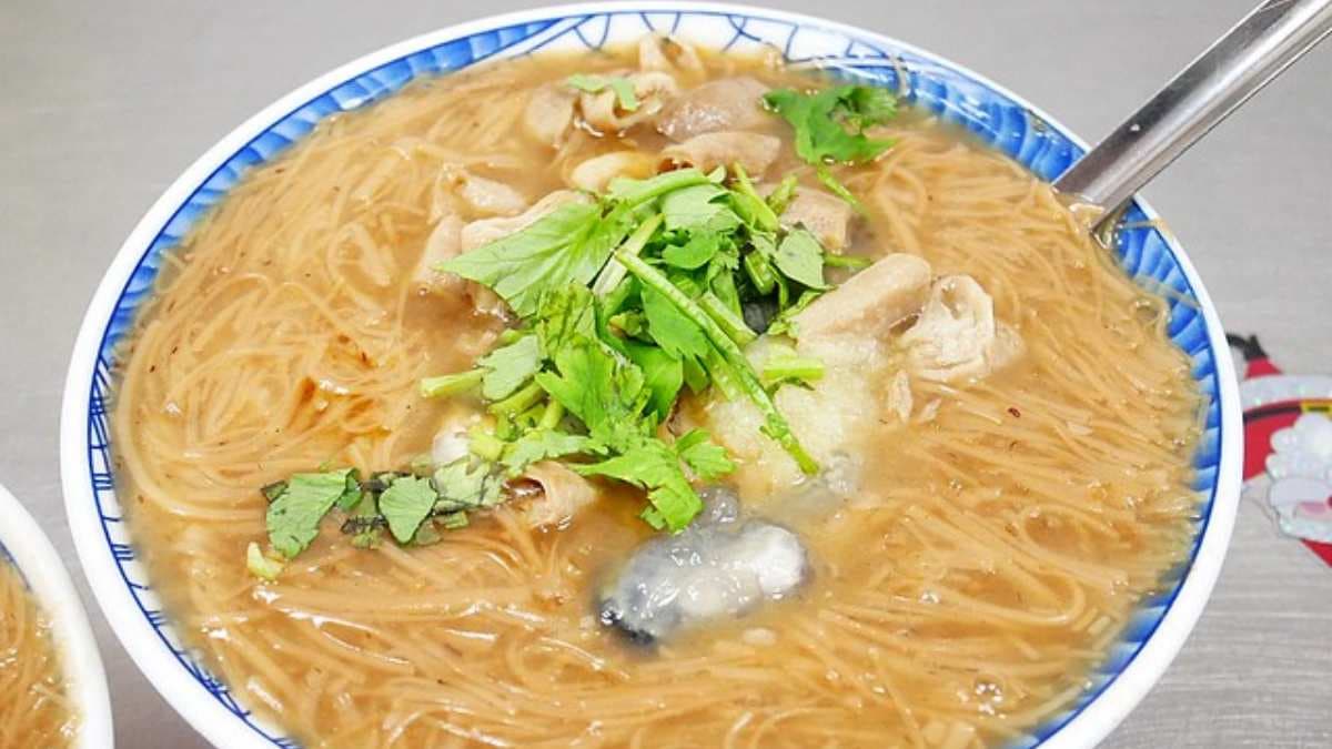 麵線麵量充足，搭配的湯底是柴魚高湯。（圖片來源：靜香EAT）