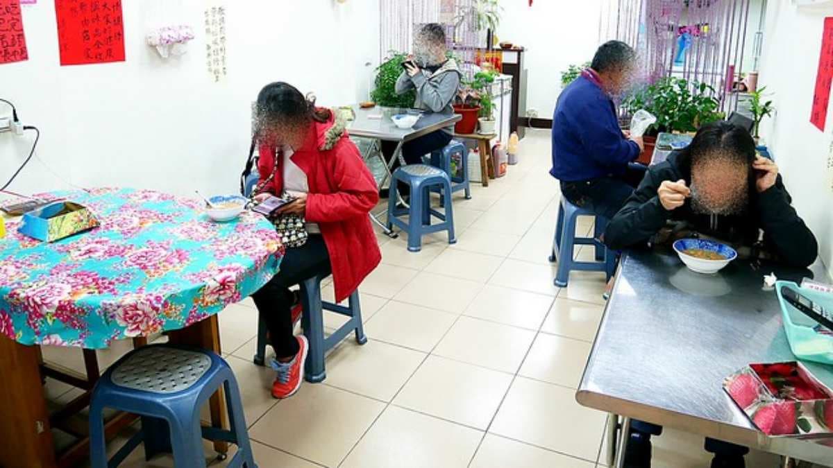 店內用餐空間不大，風格簡約。（圖片來源：靜香EAT）