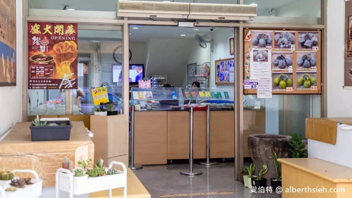 阿瑞官粿店是傳承五代的百年老店，門面翻新過很多次。（圖片來源：愛伯特）