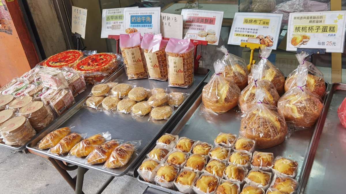 這裡有賣古早味蛋糕、核桃杯子蛋糕、芝麻蛋黃酥餅等。（圖片來源：Darren蘋果樹旅遊玩樂誌）
