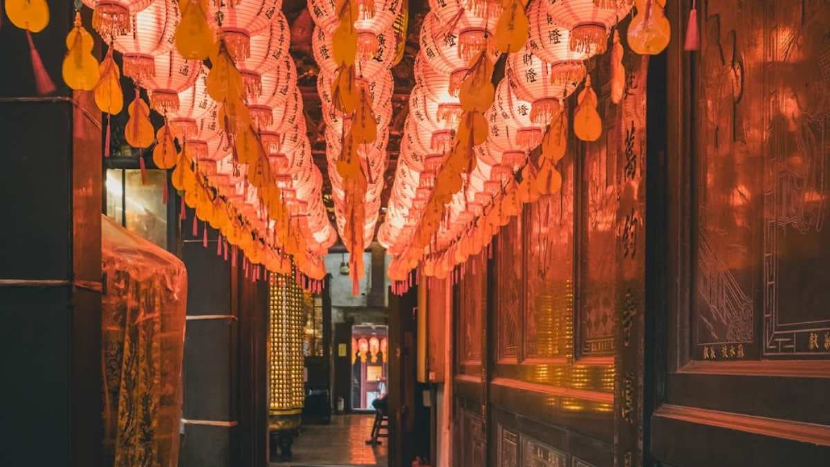 武聖廟廊道上掛滿民眾祈求財富的發財燈。（圖片來源：是艾思，不是火拳）