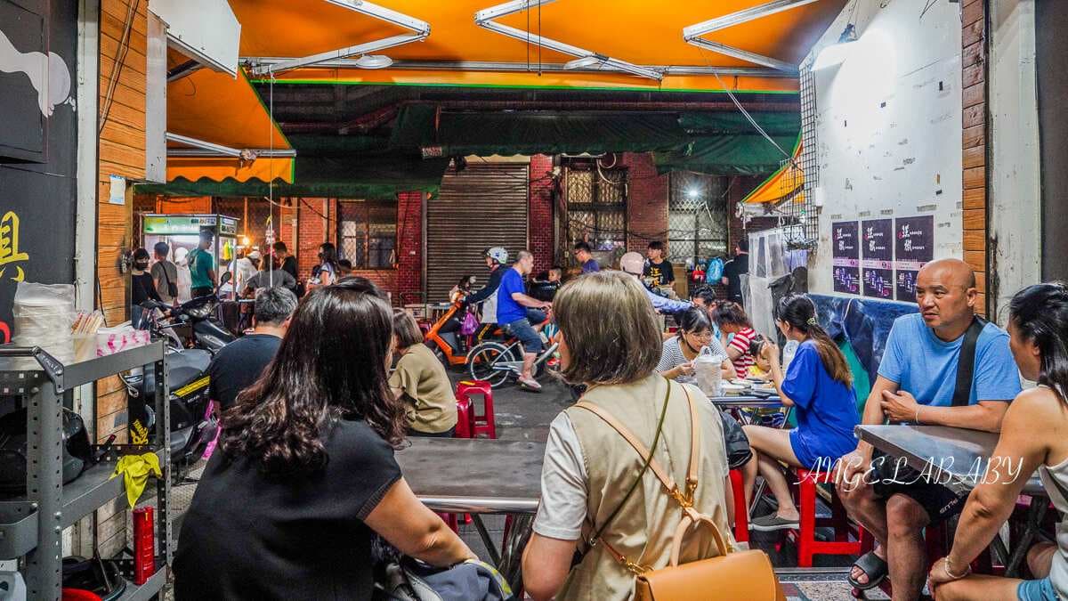 內用區入座後點餐，再自行到攤販前結帳。（圖片來源：梅格(Angelababy)享樂日記）