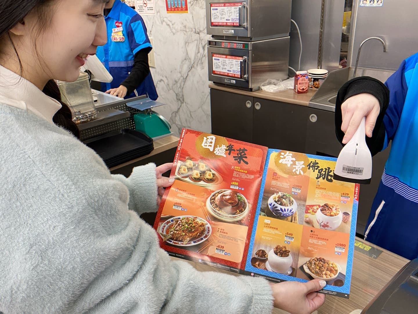 超商開賣「百元佛跳牆」!7-11百款年菜最澎派,寶可夢佛跳牆、南北辦桌、星級飯店 超商開賣「百元佛跳牆」!7-11百款年菜最澎派,寶可夢佛跳牆、南北辦桌、星級飯店