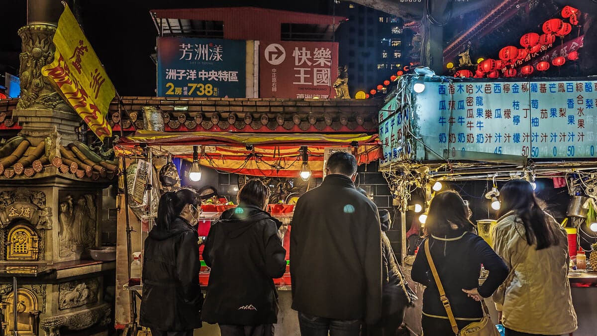 位在大眾爺廟正對面。（圖片來源：梅格享樂日記）