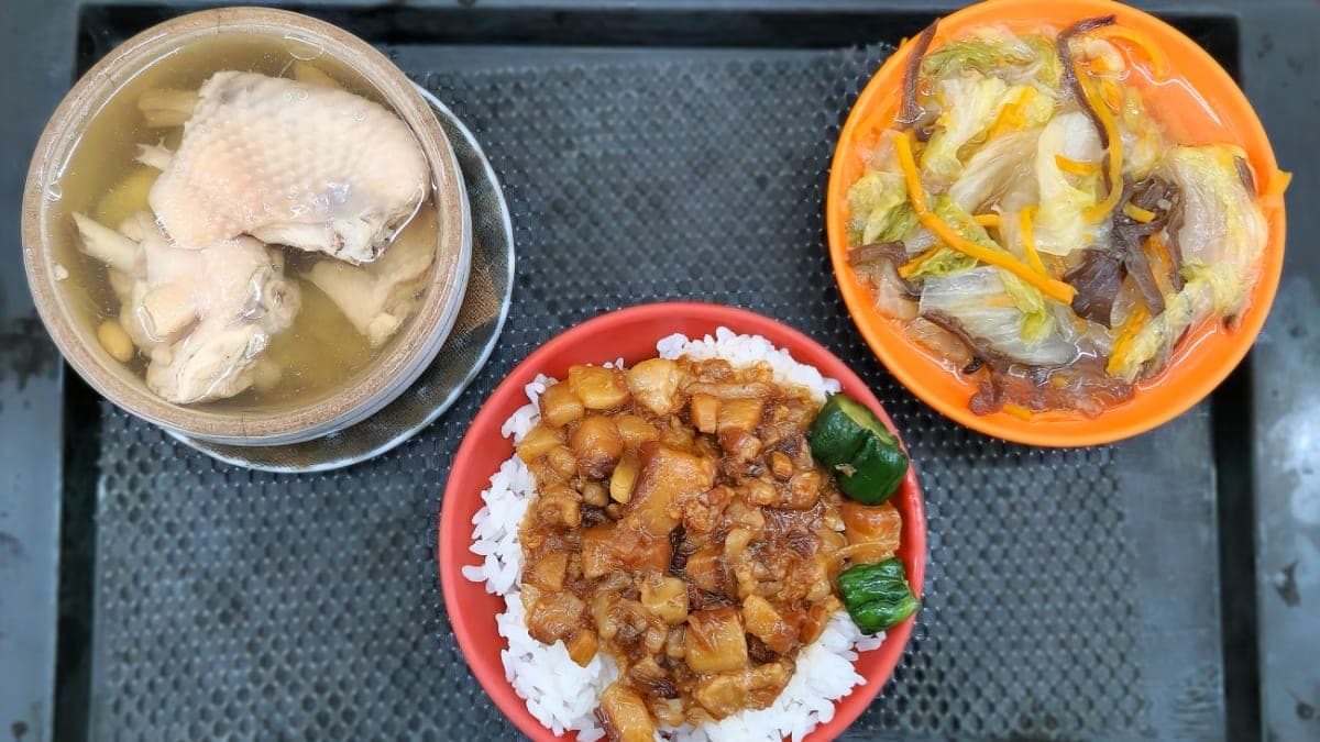 湯品+套餐的組合有雞湯、滷肉飯和小菜。（圖片來源：Sweet Tina 樂在生活分享）