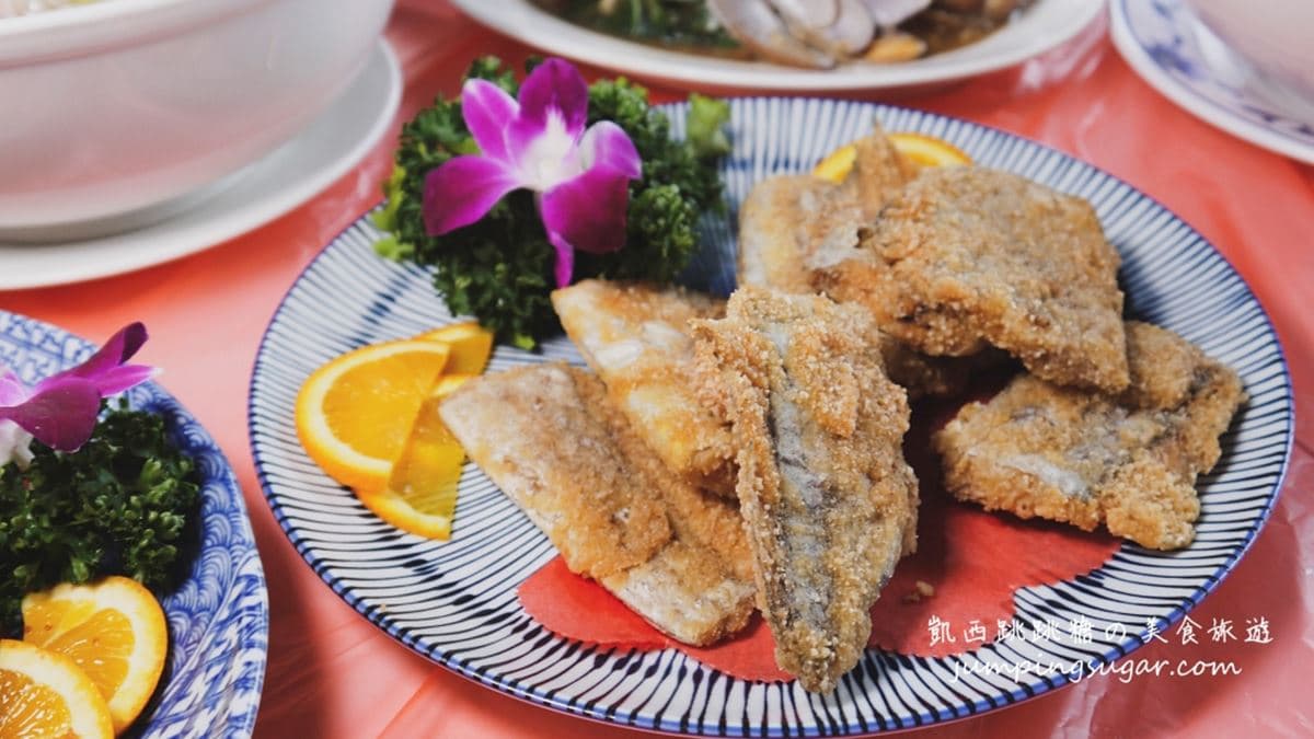 白帶魚炸得外酥內嫩，吃的時候可以沾一點胡椒粉更香喔。（圖片來源：凱西跳跳糖美食旅遊）