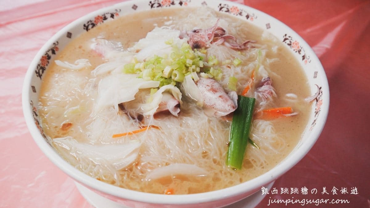 「小卷米粉湯」大碗料又實在，湯頭清甜。（圖片來源：凱西跳跳糖美食旅遊）