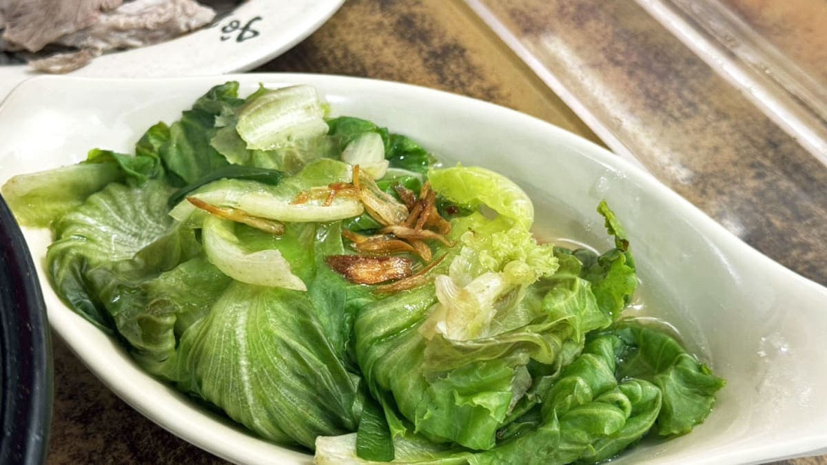 燙青菜與各色小菜都有。（圖片來源： JUN享樂誌）