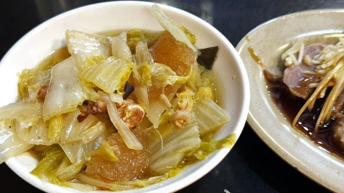 是一碗扁魚很多的白菜滷呢，滷得沒有到很爛，仍保有白菜口感。。（圖片來源： JUN享樂誌）