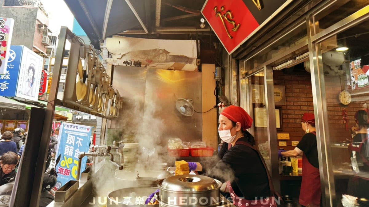 「周烏豬切仔麵」是最早在湧蓮寺前擺攤賣切仔麵的，生意很好。（圖片來源： JUN享樂誌）