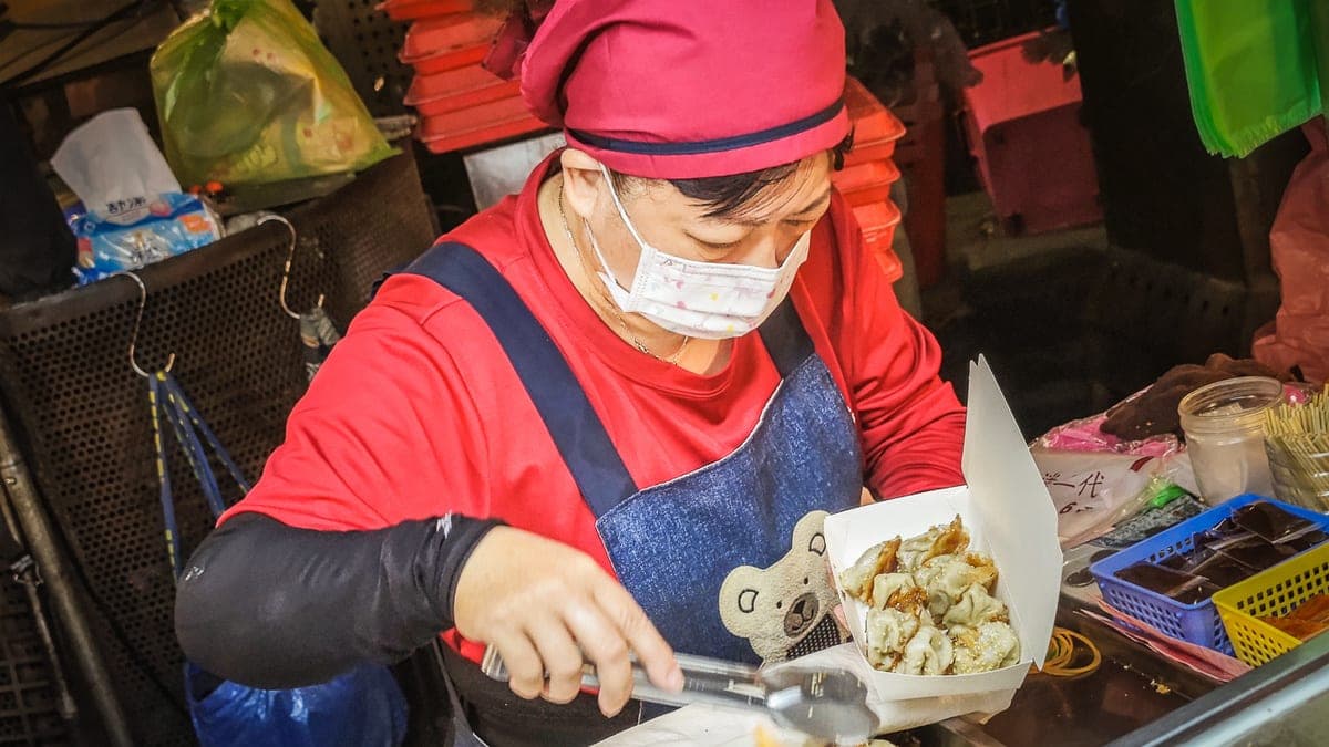 態度親切又衛生，賣的是人情味的手作小包子。（圖片來源：梅格享樂日記）