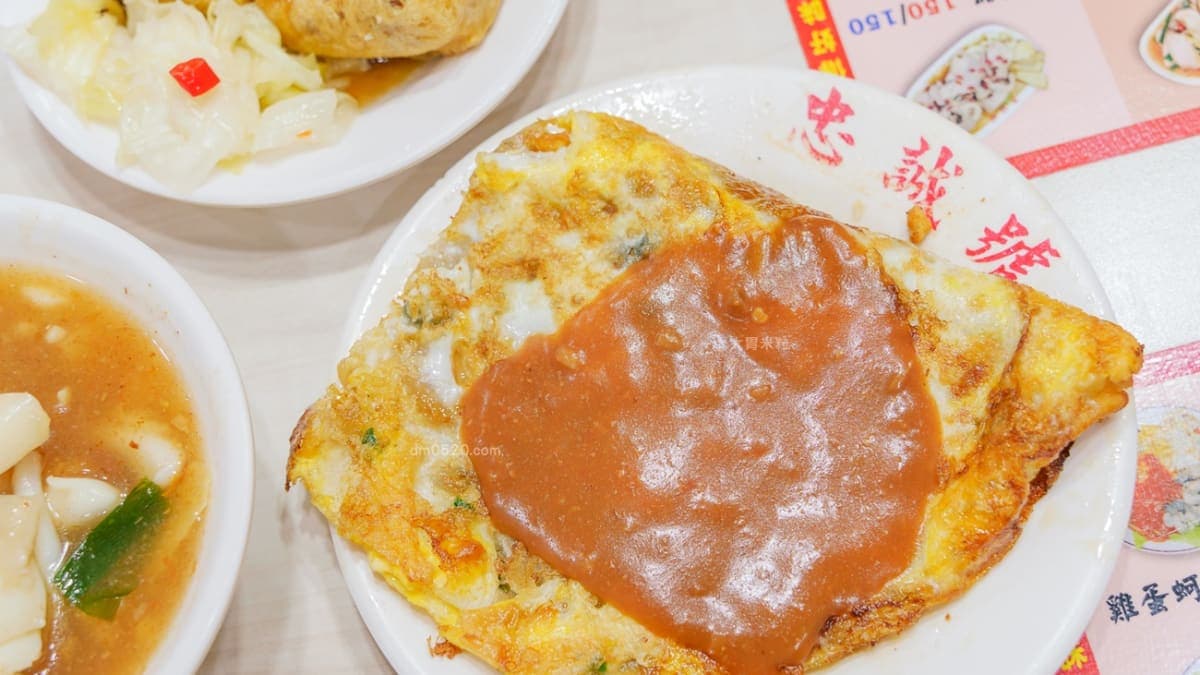 招牌雞蛋蚵仔煎金黃酥香，淋滿特製蚵仔煎米醬。（圖片來源：大胃米粒）
