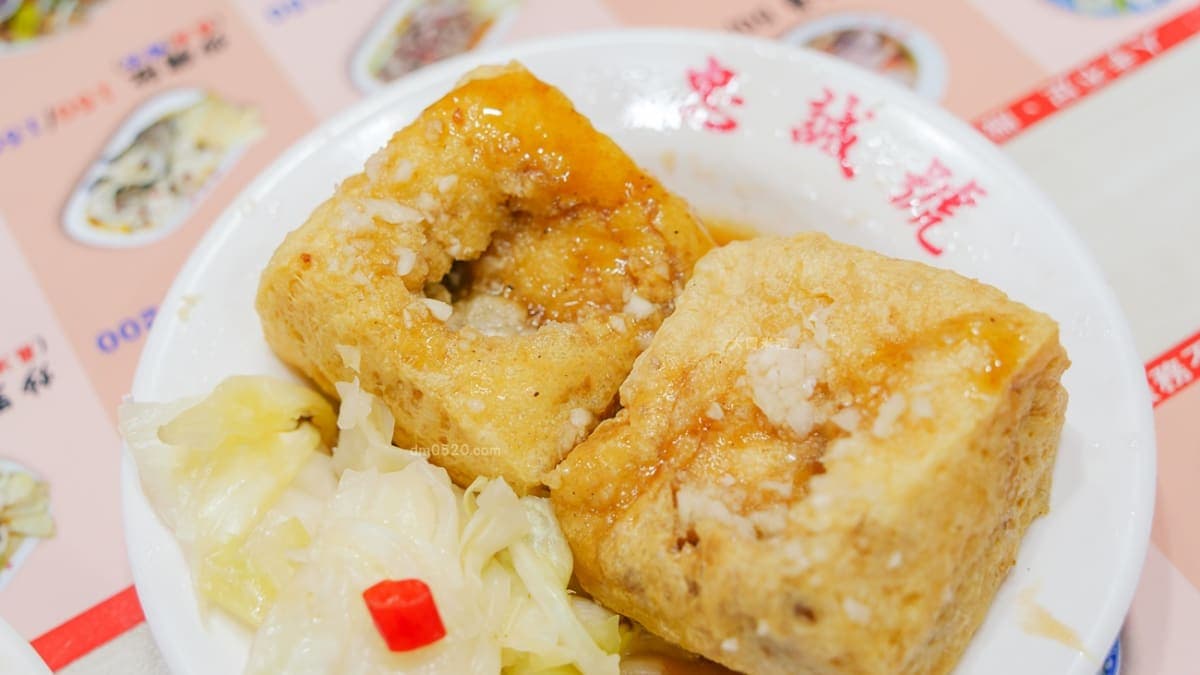 脆皮臭豆腐，切開後可以看到孔洞吸飽特製蒜泥醬油。（圖片來源：大胃米粒）
