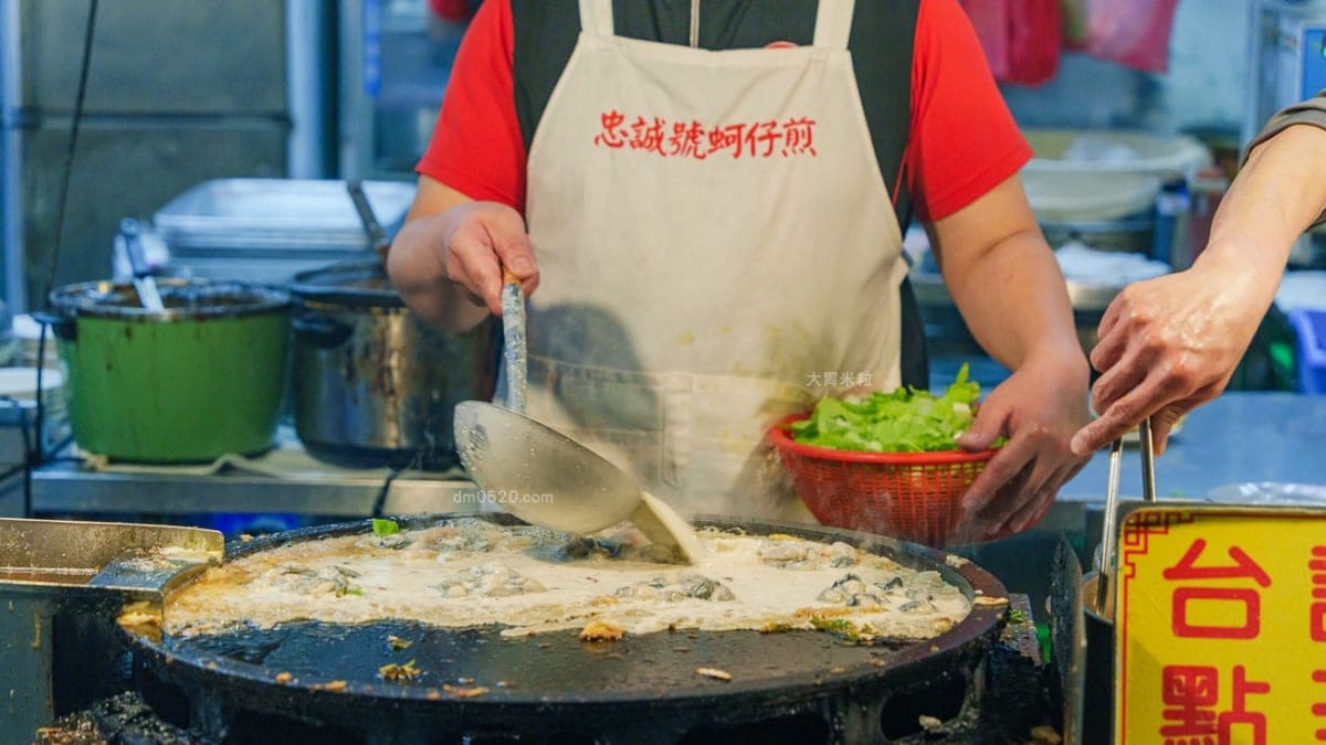 炙熱鐵板不斷現煎一盤又一盤的蚵仔煎。（圖片來源：大胃米粒）