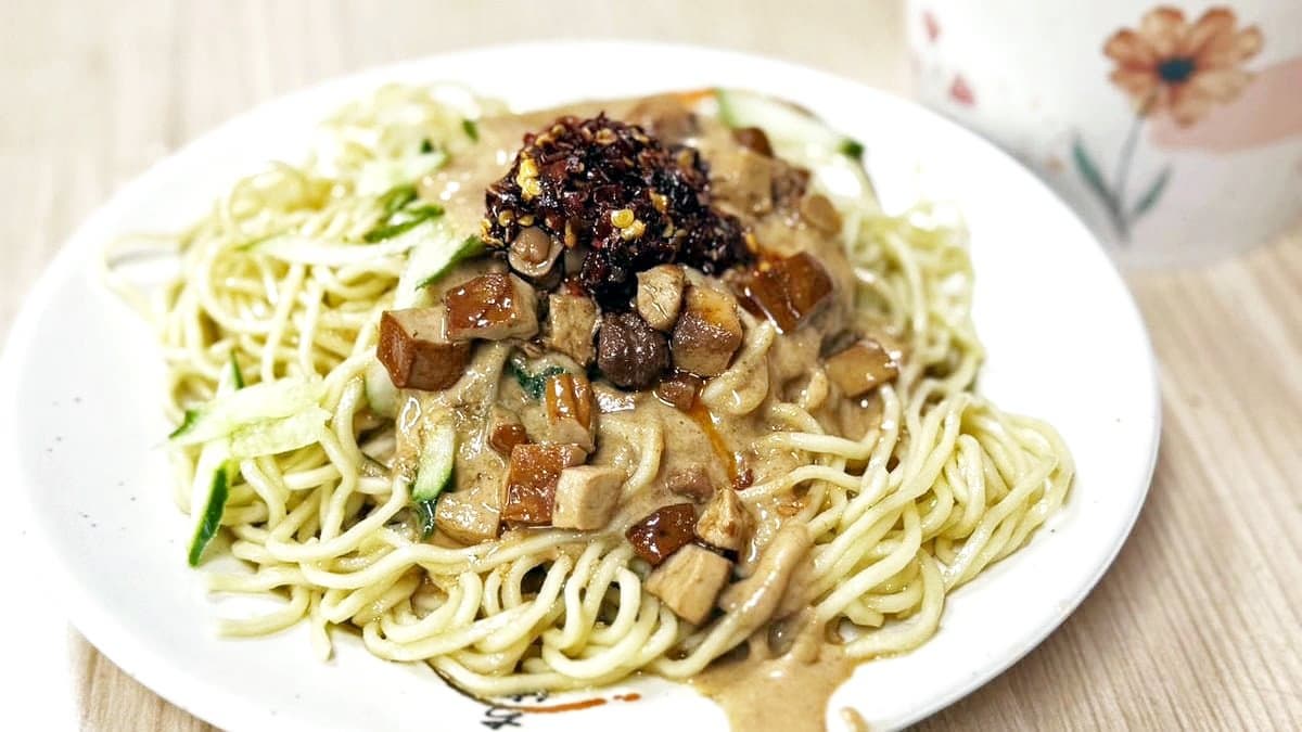 麻醬鹹甜香濃、混著豆干丁的炸醬涼麵，加上眷村辣渣更是一絕。（ 圖片來源：JUN享樂誌）