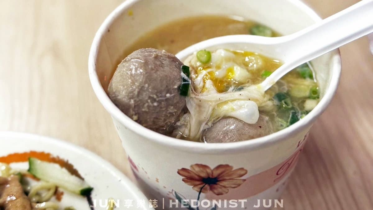 這樣的蛋花滑嫩，貢丸Q彈，湯頭微甜。（ 圖片來源：JUN享樂誌）