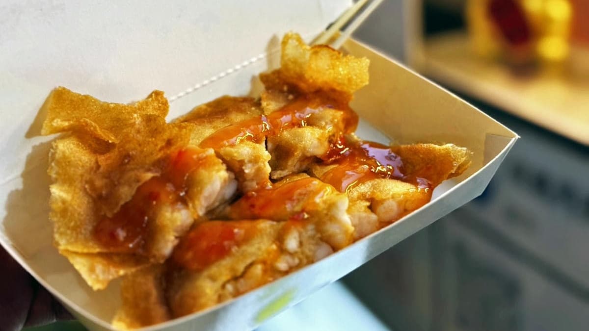 搭配一點椒鹽以及酸甜的泰式醬，一口咬下好過癮。（圖片來源：JUN享樂誌）
