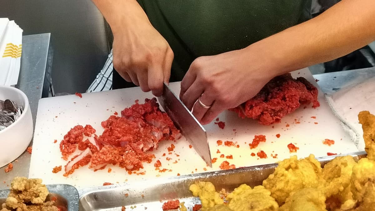 紅燒肉是秤重計價，可以跟老闆說要幾人份，他會幫忙抓份量。（圖片來源：Darren蘋果樹旅遊玩樂誌）
