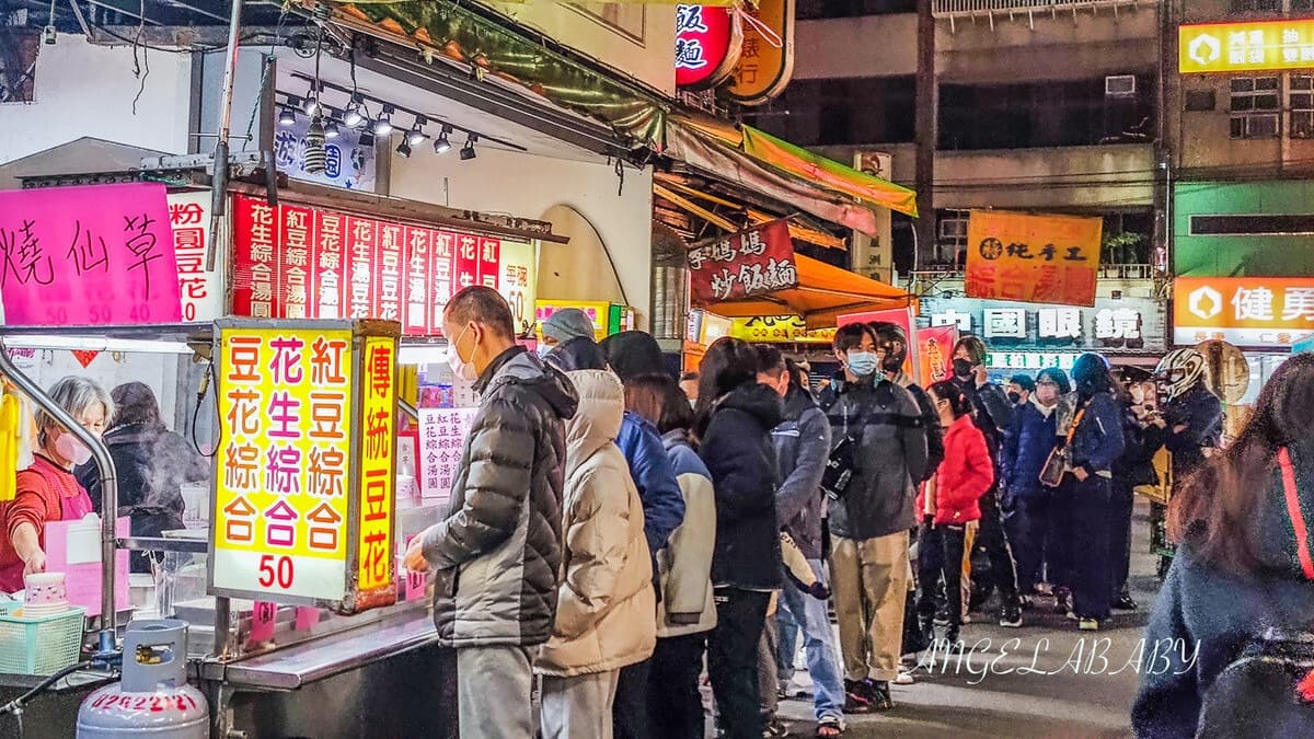 不少店家攤位前都有排隊人潮。（圖片來源：梅格(Angelababy)享樂日記）