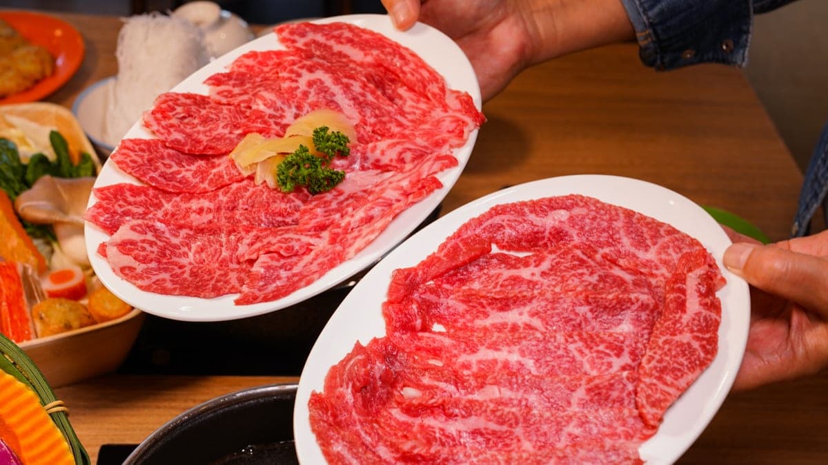 手切霜降採用特製「蝴蝶切法」，牛肉涮煮後不會散。（圖片來源：美食好芃友）