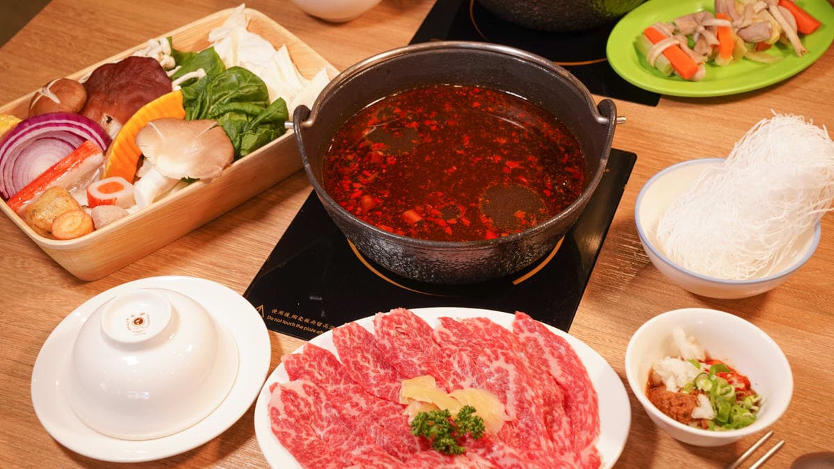 招牌手切霜降牛肉鍋+四川風味麻辣湯。（圖片來源：美食好芃友）