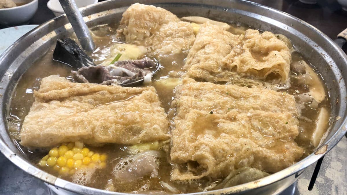 手工豆皮吸付滿滿的湯汁超過癮。（圖片來源：跟著尼力吃喝玩樂）