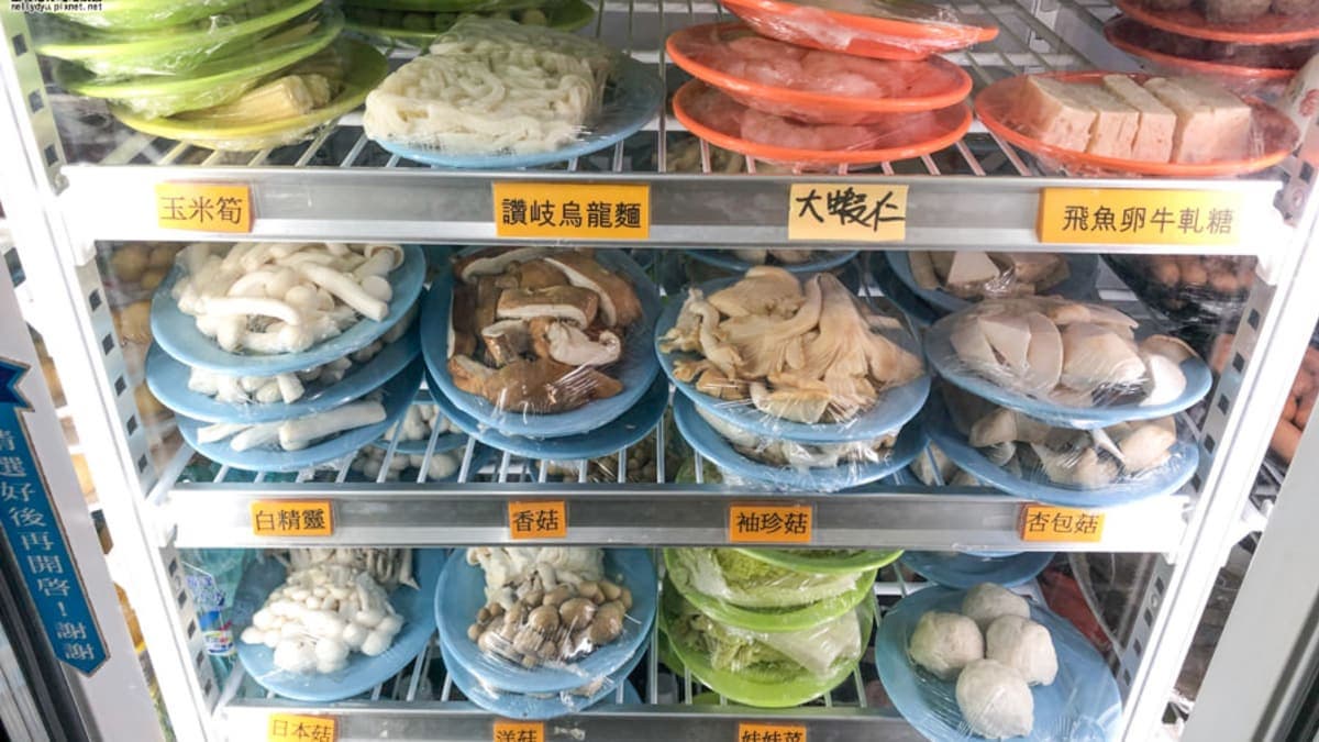 超過50多樣的火鍋料可自取，結帳都是看盤子顏色。（圖片來源：跟著尼力吃喝玩樂）