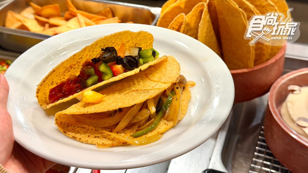 墨西哥Taco可以自由搭配番茄丁、洋蔥丁、墨西哥青椒和莎莎醬等餡料。