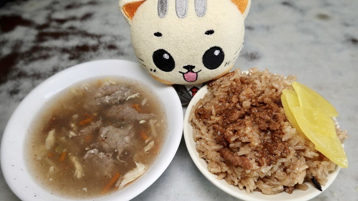 大碗油飯，搭上一碗肉羹就是飽足一餐。（圖片來源：貓大爺）