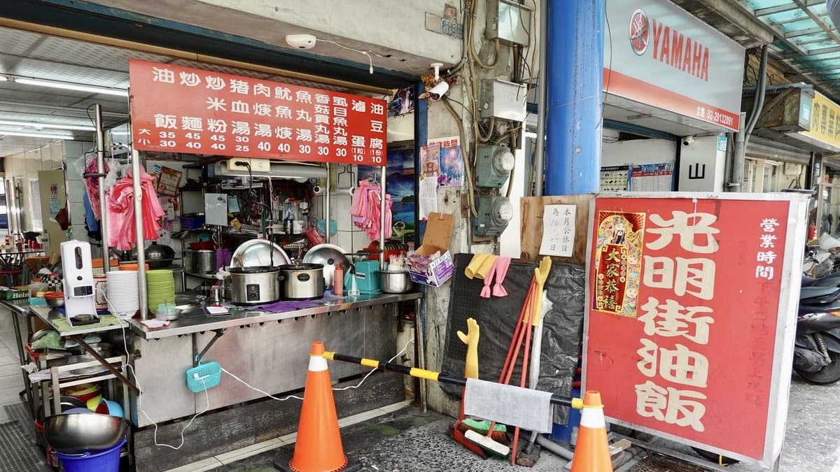 店內陳設很簡單，就是很傳統的小吃店。。（圖片來源：貓大爺）