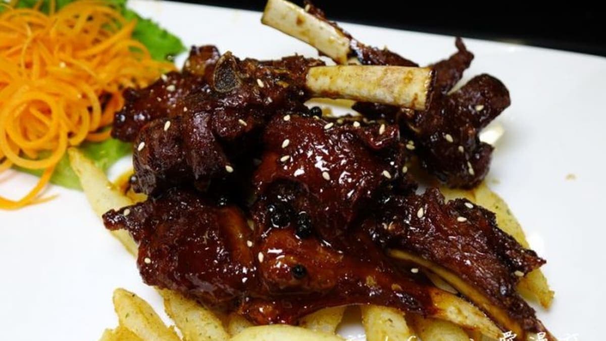 馬告醬羊排，去除了羊肉的腥味，嘗來更不膩口。（圖片來源：旅人Carrie愛漫遊）