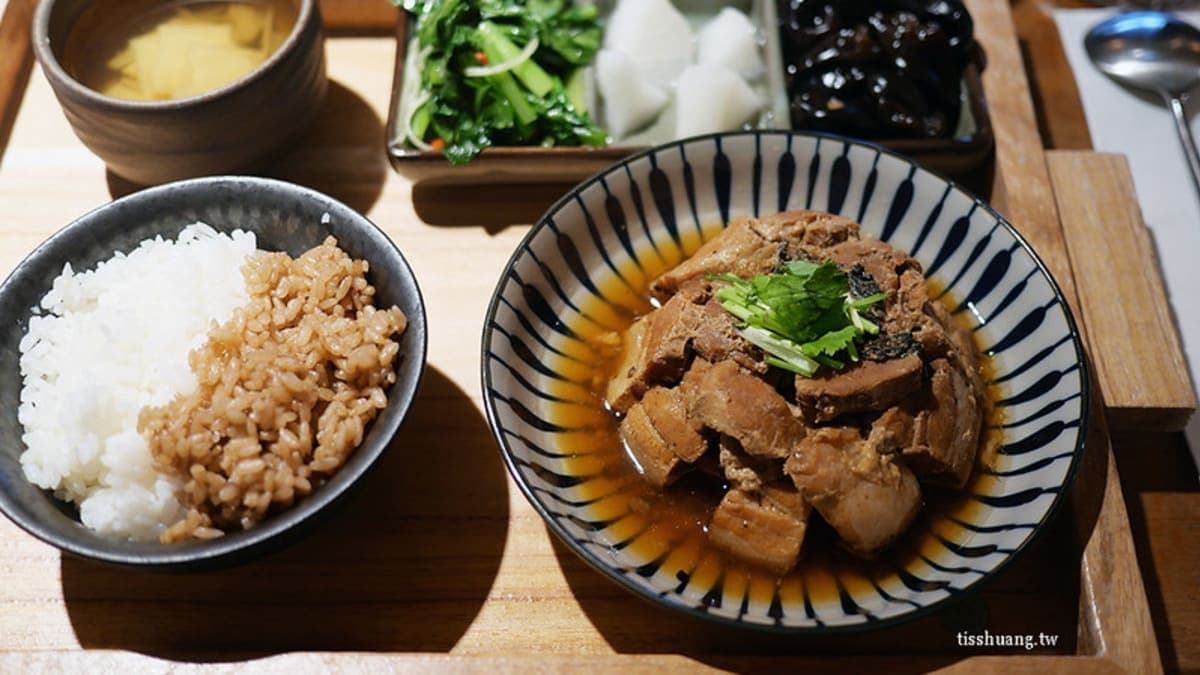 主廚私房牛肉麵，套餐份量一人份剛剛好，帶有點辣味。（圖片來源：Tiss玩味食尚）