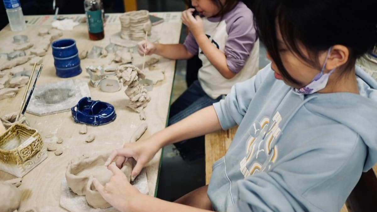 大人小孩可以體驗捏陶土。（圖片來源：Tiss玩食尚）