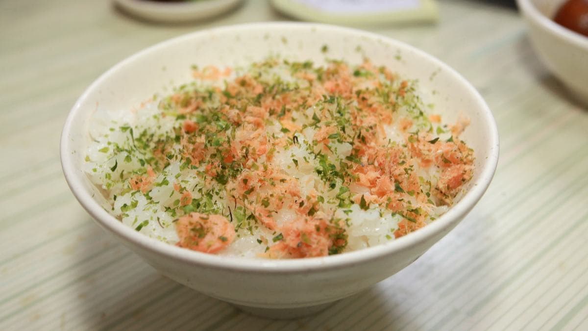 「日式鮭魚飯」鹹香有味，非常下飯。（圖片來源：樂天小高の美食之旅）