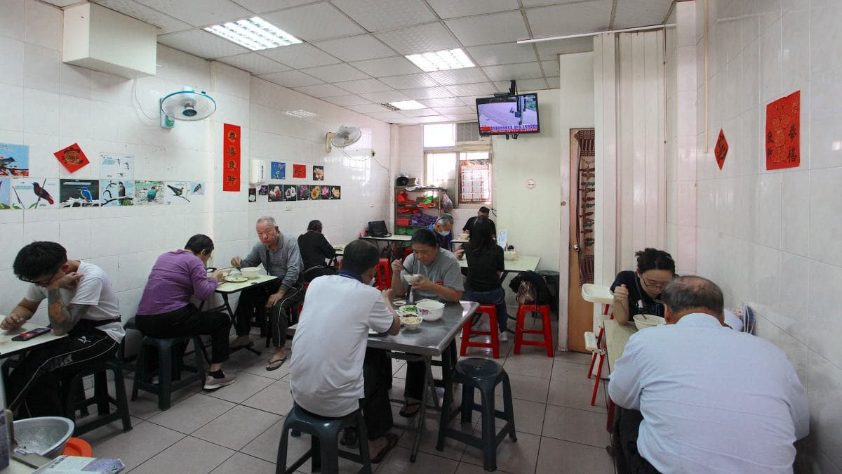 用餐空間簡單寬敞，設有空調。（圖片來源：樂天小高の美食之旅）