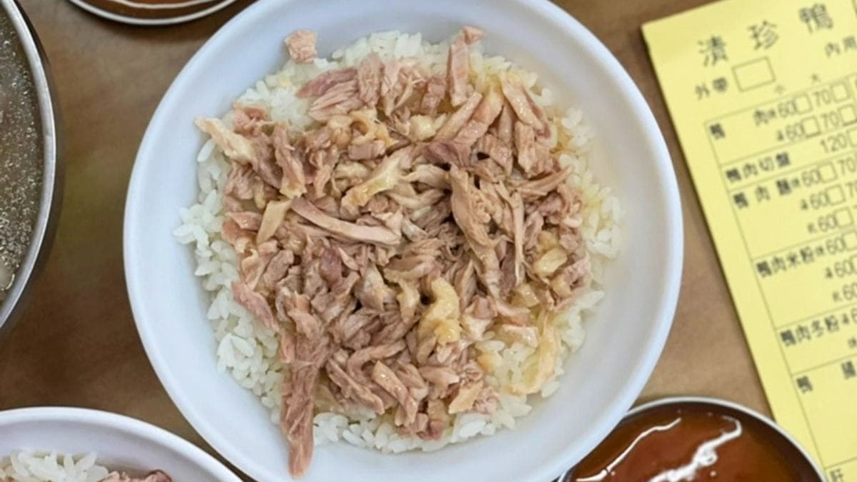 「鴨肉飯」鴨肉絲鋪滿滿，醬汁不夠還可以再加。（圖片來源：熱血玩台南）
