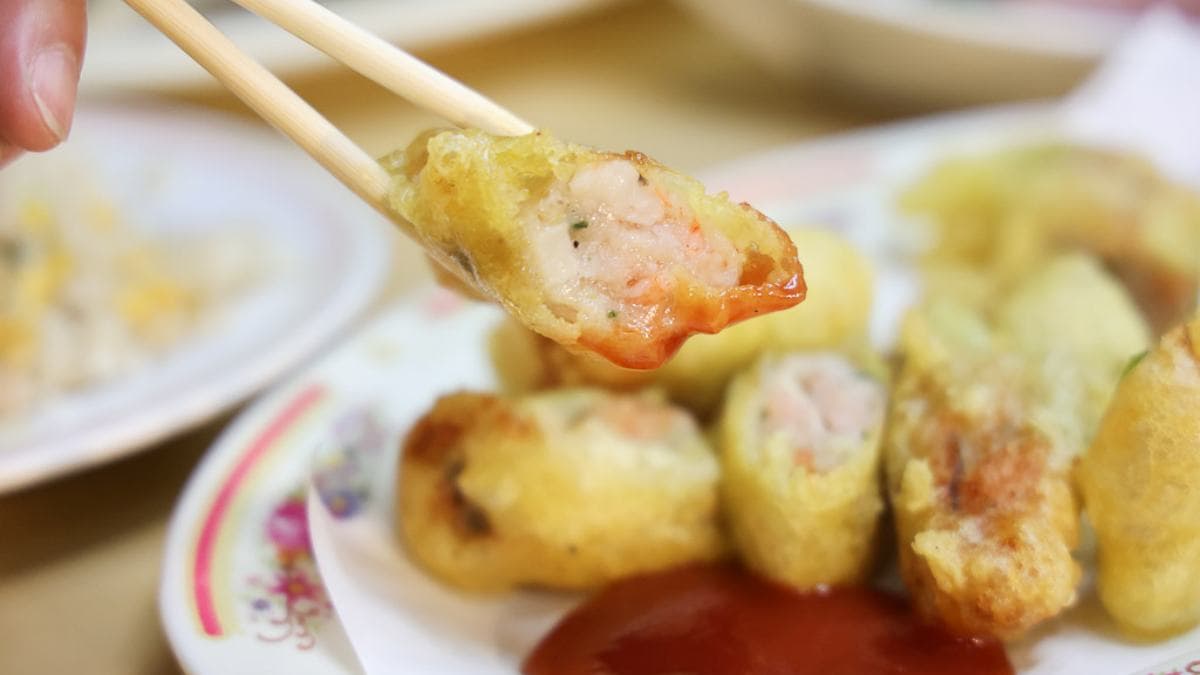 炸蝦捲外皮酥脆，沾番茄醬多了酸甜味中和了油炸感。（圖片來源：口袋吃吃五十咩）