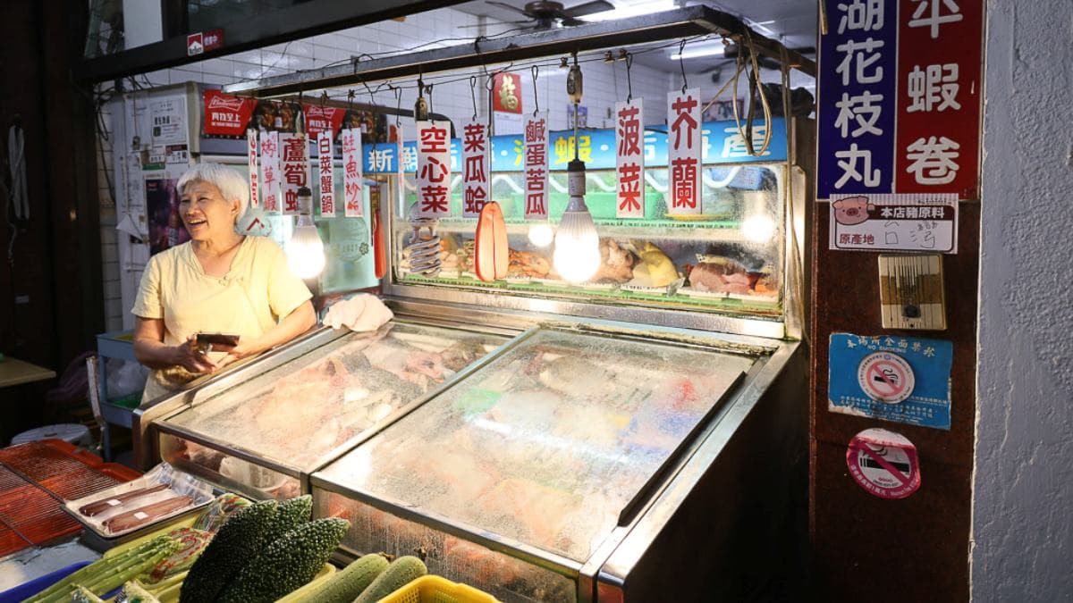 除了牆上的菜單，冰櫃裡還有其他食材都可以挑選。（圖片來源：口袋吃吃五十咩）